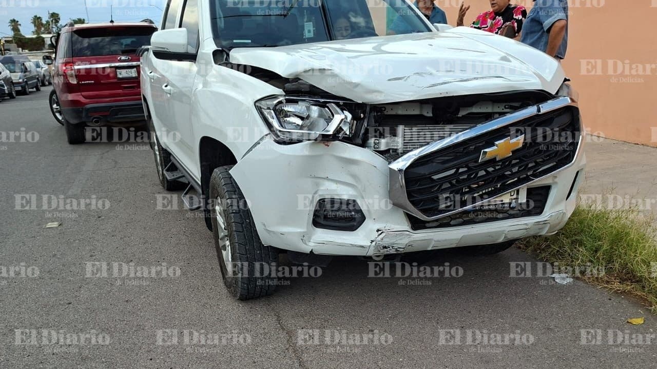 Choque en el sector sur de Delicias dejó cuantiosos daños materiales